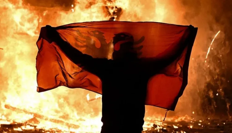 BBC: Protestat në Shqipëri shndërrohen në të dhunshme, çfarë dimë ne
