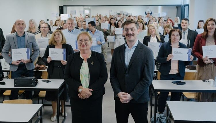“Inteligjenca artificiale” AI hyn në shkolla, mësuesit trajnohen për epokën e re digjitale