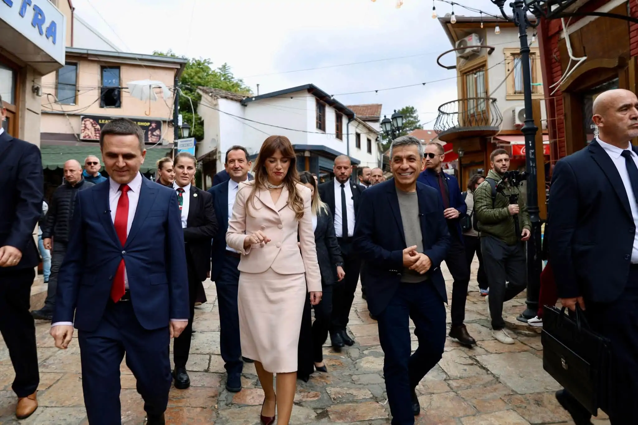 Mexhiti dhe Kasami presin Albulena Haxhiun në Shkup  Bashkëpunimi me Kosovën dhe projektet infrastrukturore në fokus përcjell Zhurnal mk  