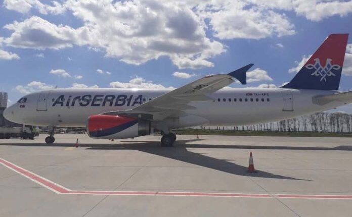 “Ka bombë në avion!”/ Alarm në Split, evakuohet avioni i Air Serbia-s, arrestohet pasagjeri