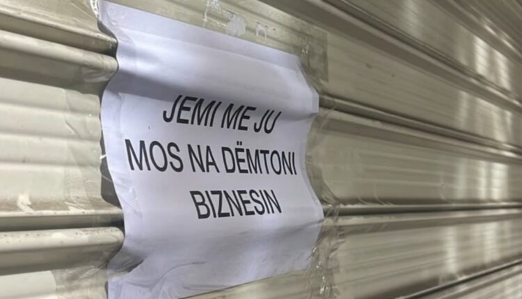 Bizneset thirrje protestuesve, vendosin tabela në vitrinat e tyre: Jemi me ju, mos na dëmtoni