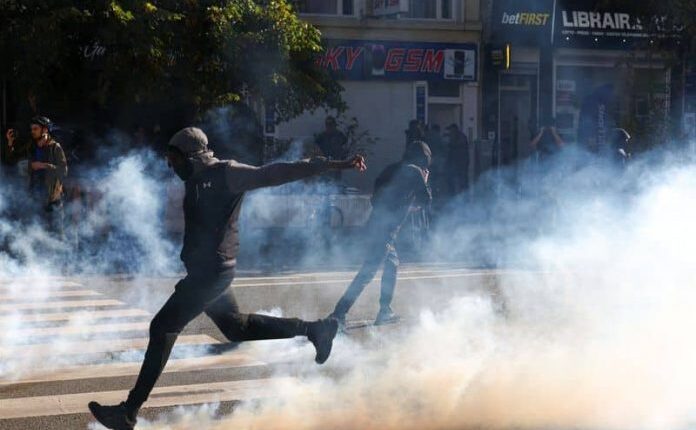 BRUKSEL/ Gaz lotsjellës dhe ujë me presion, pas protestave studentore kundër rritjes së kostove të arsimit