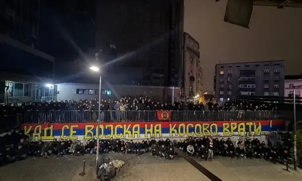 Tifozët e Crvena Zvezdës e rikthyen grafitin  Kur ushtria të kthehet në Kosovë   i cili ishte mbuluar me bojë dje në qendër të Beogradit