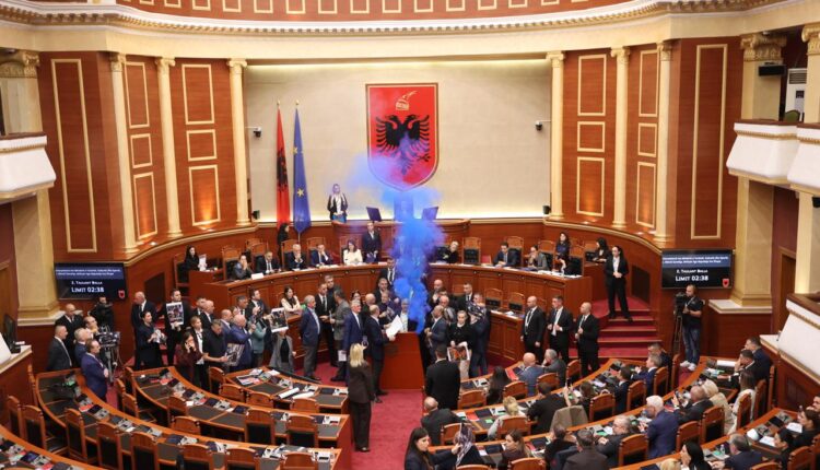 Pas votimit dhe tensioneve në sallën e Kuvendit, mbyllet seanca parlamentare