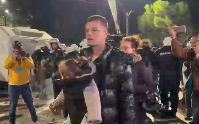 “Boll më, po vr*sni fëmijët e këtij vendi!”/ Mes kaosit dhe tensioneve, protestuesi del me fëmijën në krahë (VIDEO)