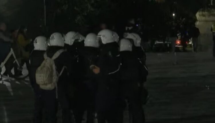 Sheshi “Skënderbej” në ‘shtetrrethim’, policia bllokon hyrje-daljet, protestuesit hedhin molotovë