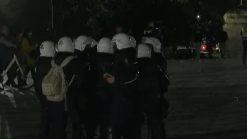 Sheshi  Skënderbej  në  shtetrrethim   policia bllokon hyrje daljet  protestuesit hedhin molotovë