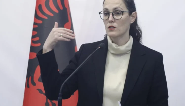 Tensione në protestën në Tiranë, ministrja Ibrahimaj: 38 degë bankare dhe 42 bankomate të dëmtuara në të gjithë vendin