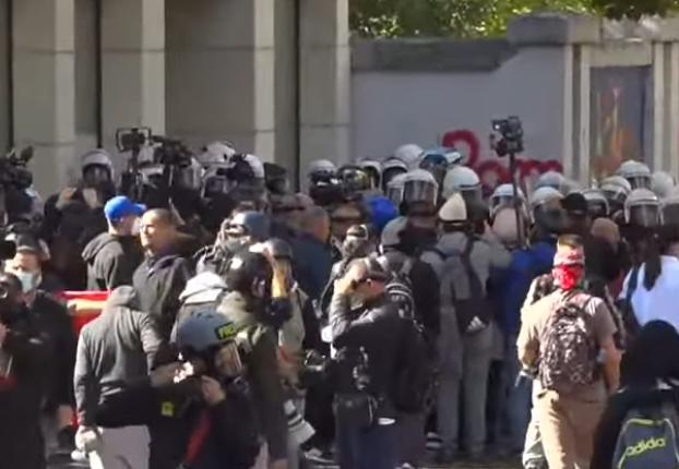 Protestuesit hedhin gurë ndaj policisë, kundërpërgjigjen me ujë (VIDEO)