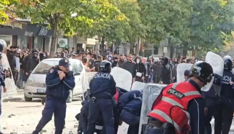 Protesta e dhunshme në Durrës, shoqërime masive nga forcat e rendit, pesë policë në spital