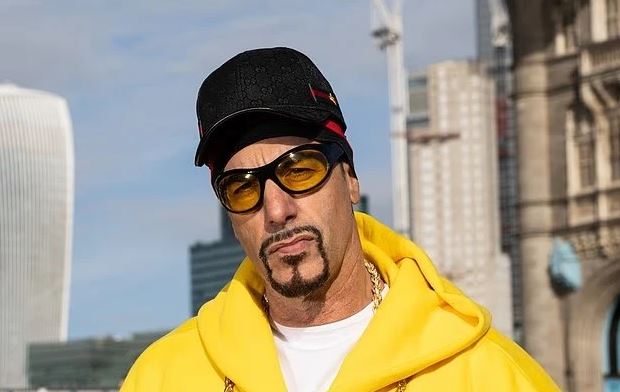 sacha-baron-cohen-rikthen-ali-g-per-te-sfiduar-ekstremizmin-dhe-dezinformimin-ne-rrjetet-sociale