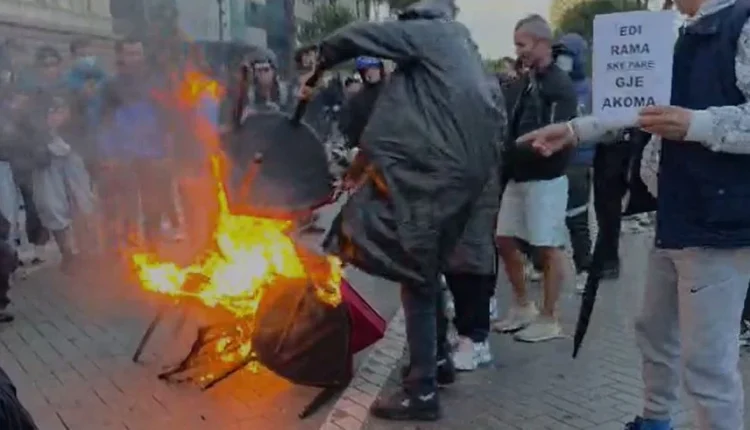 Protestuesit refuzojnë dialogun me Edi Ramën, djegin karriget para kryeministrisë! (VIDEO)