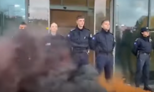 Dita e tretë e protestës për rastin e Arlinda Zekajt  hedhen tymues para Ministrisë së Gërvallës  Dorëheqje