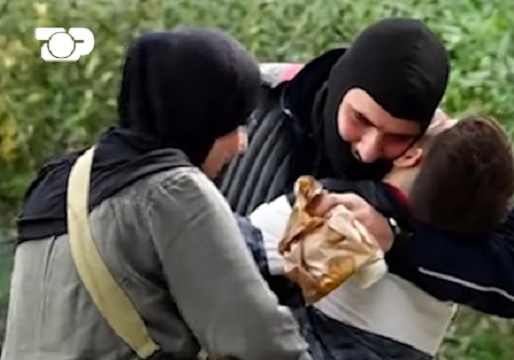 Familjarët i çojnë për të ngrënë policit  momenti kur fëmija i vogël e përqafon  VIDEO 