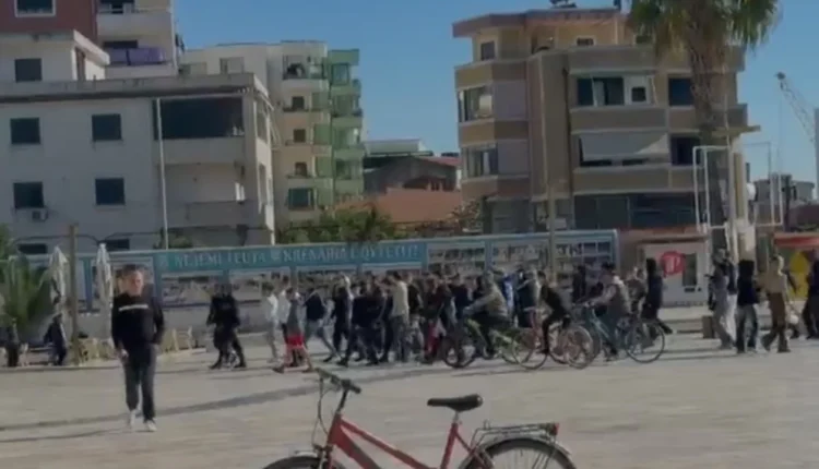 Protestuesit në Durrës janë vënë sërish në lëvizje, hedhin kapsolla në qendër të qytetit