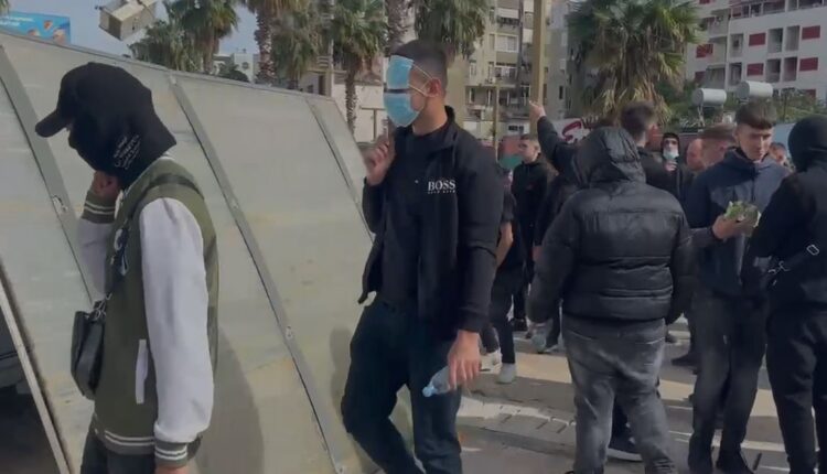 Protesta e gjimnazistëve dhe studentëve në Durrës, digjen kosha dhe pemë! Thyhet dera e Prefekturës