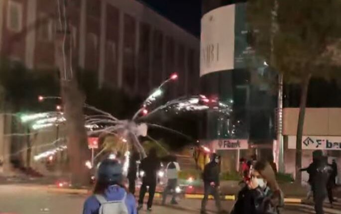 Tensionet gjatë protestës në Shqipëri, dy protestues dhe dy policë në spital