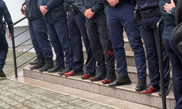 Pejë  protestuesit lyejnë me ngjyrë të kuqe këpucët e policisë