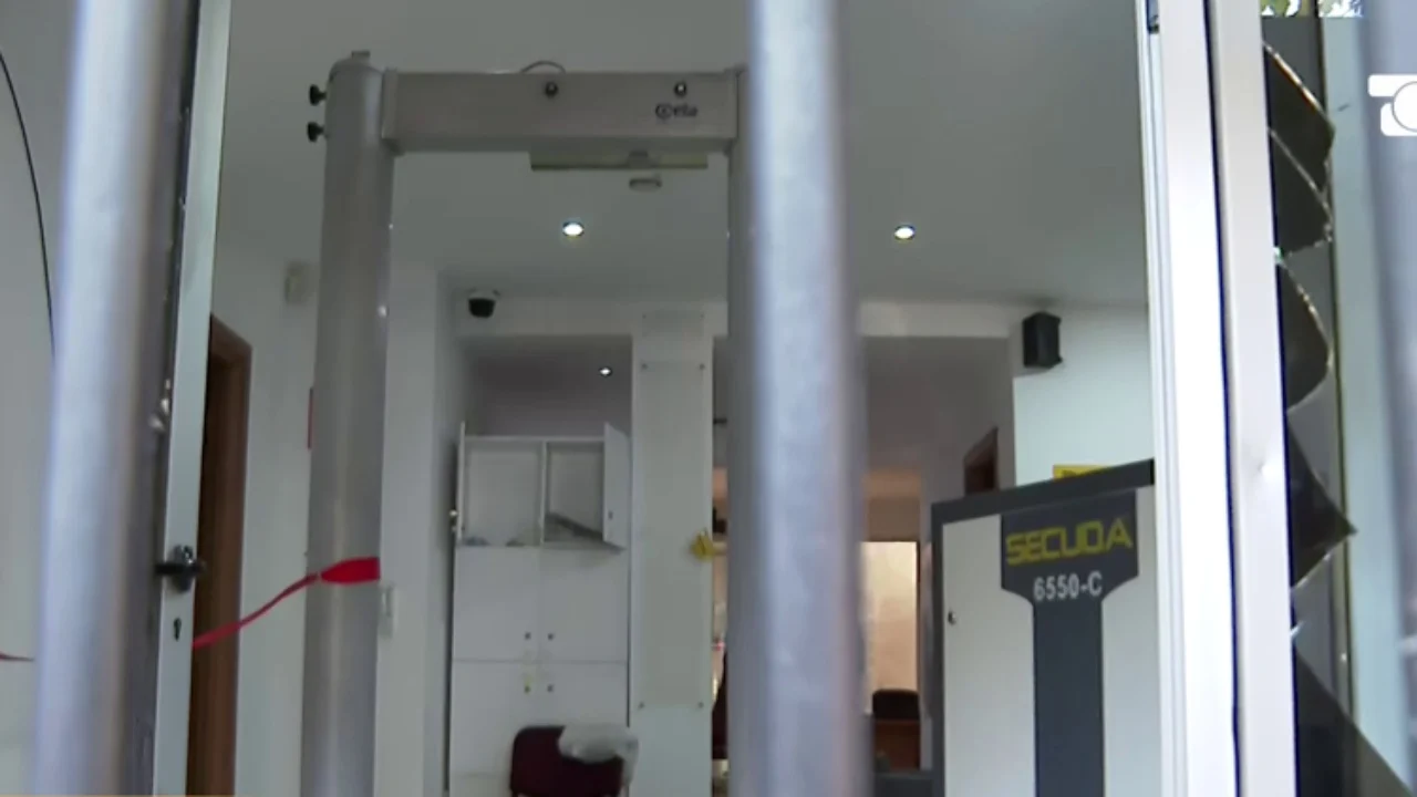 Sulmi te Gjykata e Apelit  protestuesit shkatërrojnë hyrjen për publikun  alarmohen punonjësit