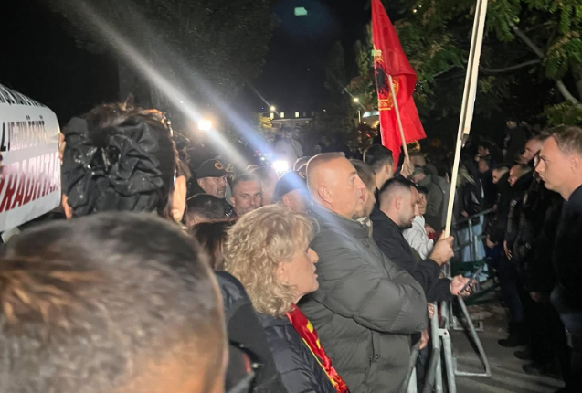 Protestuesit qëndrojnë para Kuvendit, angazhohen Njësitë Speciale