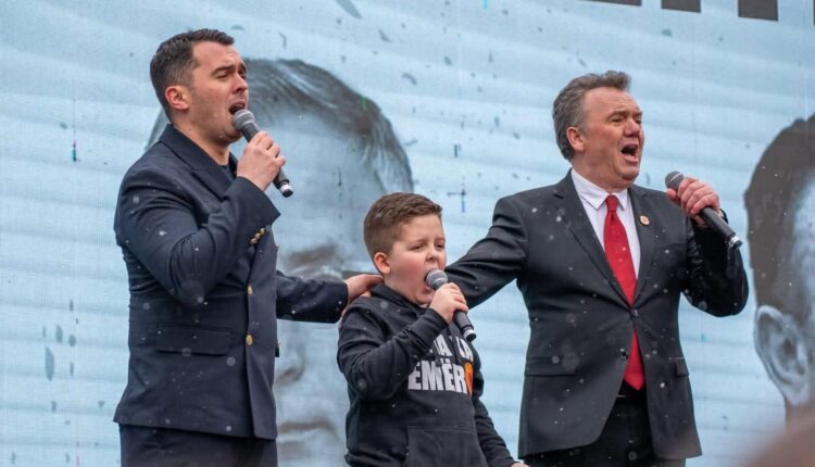 Ilir Shaqiri ndan tekstin e këngës ‘Jo në emrin tim’: S’ka as ditë të mbarë pa u kthy n’atdhe trimat çlirimtarë (VIDEO)