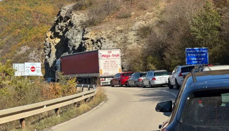 Zgjedhjet në Serbi “paralizojnë” qarkullimin në disa pika kufitare, deri në 3 orë pritje për të dalë nga Kosova
