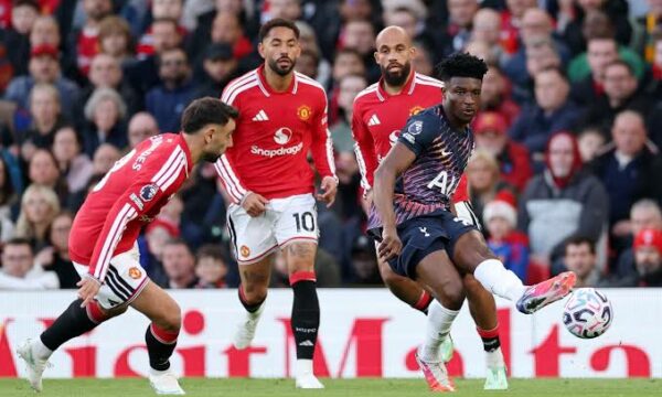 Edhe pse me një lojtar më pak  Tottenhami u rikthye dhe mori një pikë në  Old Trafford 