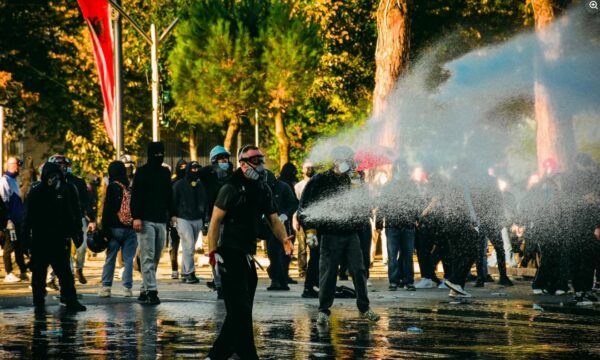 lendohet-gazetari-grek-gjate-protestes-ne-tirane-peson-demtime-ne-vesh