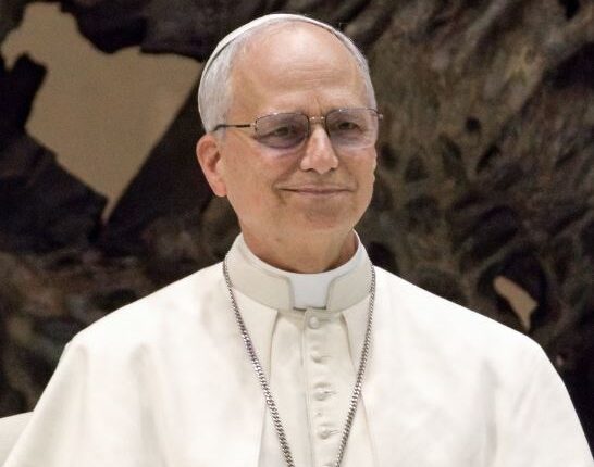 Pas operacionit për kancer në mushkëri, Papa shfaqet për herë të parë në publik.