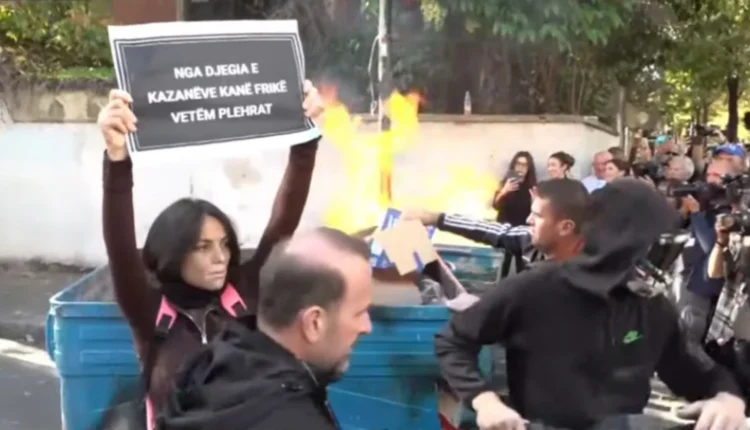 Protestuesit i vënë flakën 4 koshave të mbeturinave pranë Ministrisë së Arsimit dhe hedhin gurë drejt policisë, efektivët përgjigjen me ujë dhe gaz