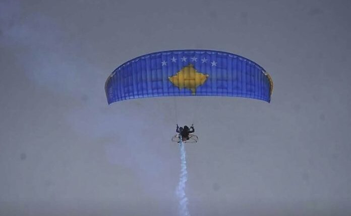 Shkruhet historia: Pilotja kosovare renditet e para në botë në paraglajd