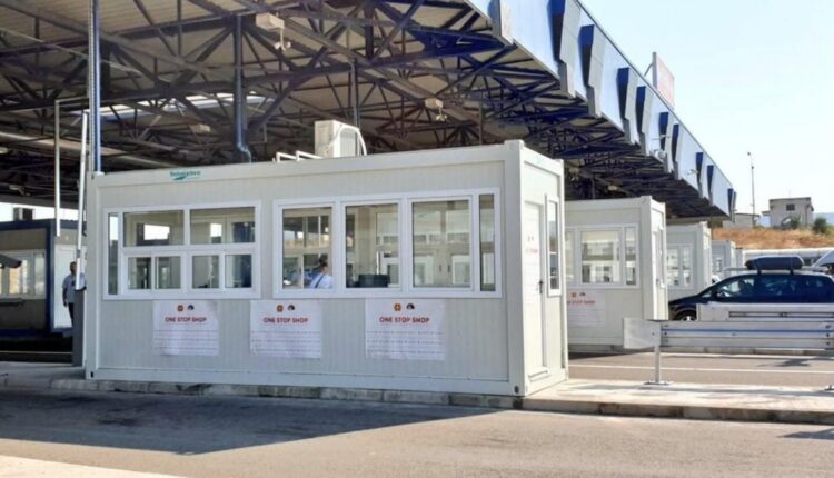 Skandal në kufirin me Serbinë: Gazetarëve nga Maqedonia u mbahen pasaportat për 2 orë e gjysmë