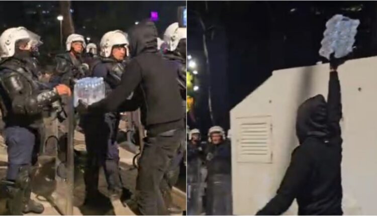 Momente solidariteti në protestë, protestuesit u ofrojnë ujë efektivëve të Policisë (VIDEO)