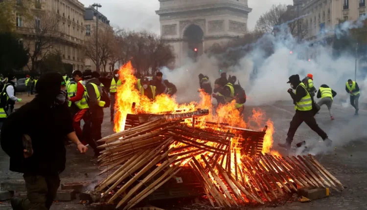 Franca në flakë, 550 mijë protestues në shesh/ 1,200 arrestime dhe 150 efektivë të plagosur, 17-vjeçari humb dorën në Saint-Etienne