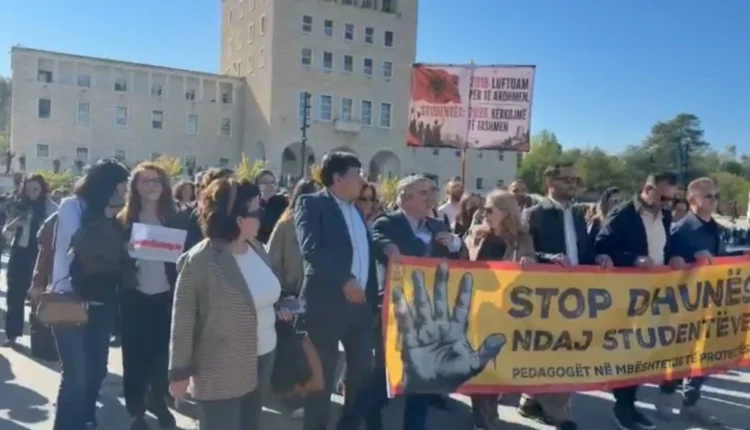Pedagogët në marshim kundër dhunës ndaj studentëve: Të mblidhemi çdo ditë në 10:00