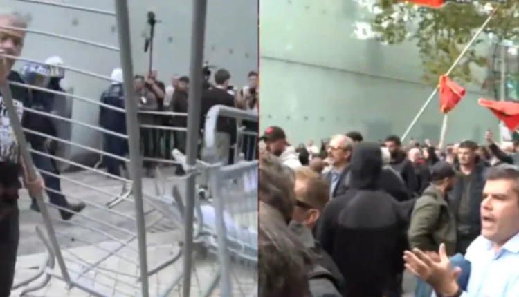 Protestuesit shembin gardhin metalik pranë Kuvendit, përballen me efektivët e FNSH