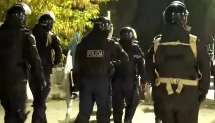 Tensione te Ministria e Brendshme, policia shoqëron disa protestues