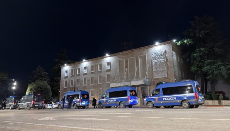 Mbyllet protesta në Tiranë, 13 të lënduar dhe disa persona të shoqëruar