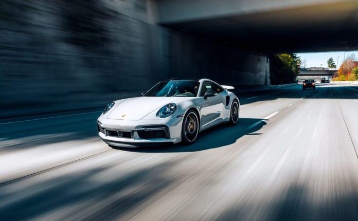 I vodhën Bugattin 2 milionë euro, pronari e ndjek hajdutin me Porsche deri në Austri