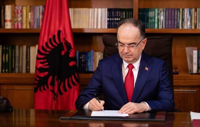Presidenti Begaj takon dy grupe protestuesish, të rinjtë i kërkojnë të shpërndajë Parlamentin dhe qeveri tranzitore