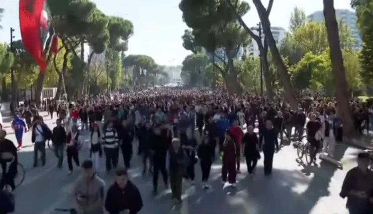 Protesta e thirrur në Tiranë, 600 demokratë nga juglindja nisen drejt kryeqytetit