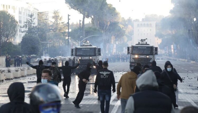 Protesta e studentëve në Tiranë, policia: 56 të arrestuar dhe 97 të proceduar