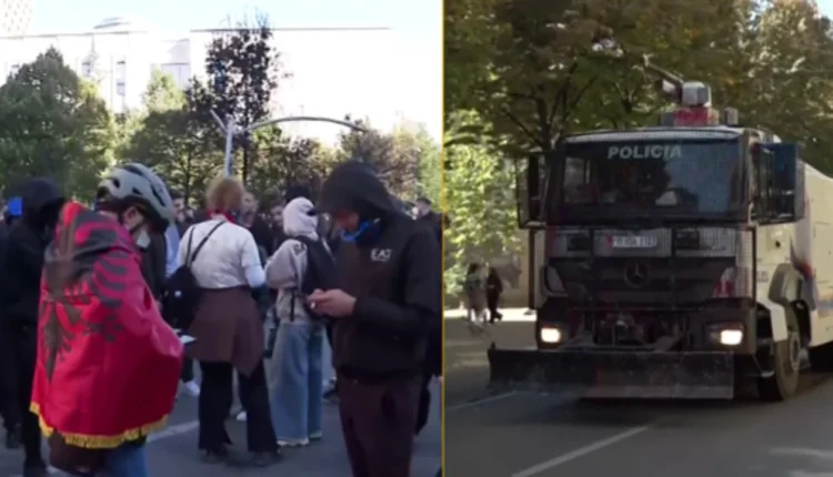 Ofensive e policisë, largon protestuesit nga Rruga e Durrësit me ujë me piper nga Rruga e Durrësit