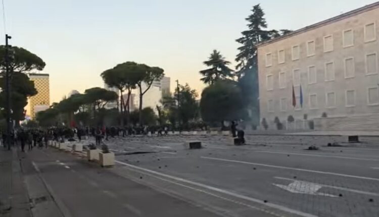 Policia detyrohet të tërhiqet, protestuesit tentojnë të hyjnë në goditën e kryesisë së Kuvendit (VIDEO)