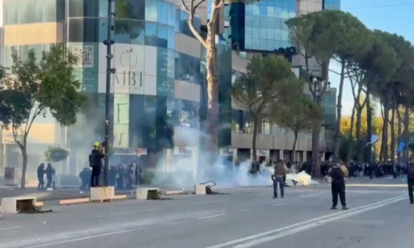 Nisin tensionet te kryeministria  Protestuesit sulmojnë me gurë policët  policia i përgjigjet me gaz lotsjellës dhe ujë
