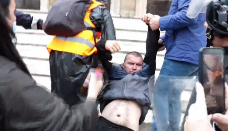 Protestuesit e dhunshëm në Tiranë e rrahën një qytetarë vetëm pse tha “DIALOG” (VIDEO)