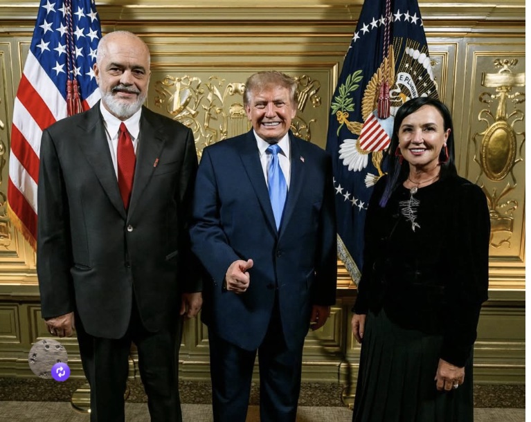 Rama publikon foto me Donald Trump  krahas tyre edhe bashkëshortja e kryeministrit