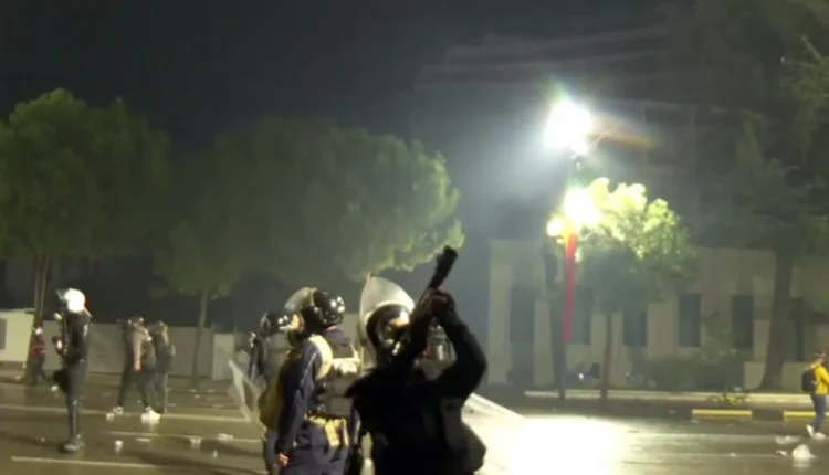 Renea rrethon Kryeministrinë, zbrazet Bulevardi ikin protestuesit! (VIDEO)