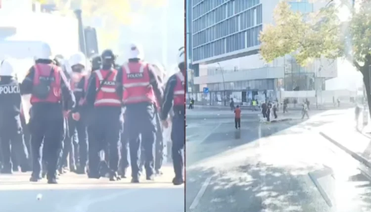 Nis ofensiva e policisë, efektivët përgjigjen me ujë, gaz lotsjellës dhe plumba gome. Protestuesit qëllojnë me fishekzjarre