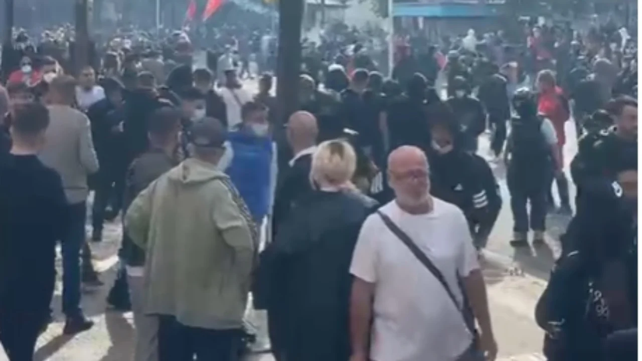 Protesta në Tiranë  sulmohen biznese te  9 katëshet 